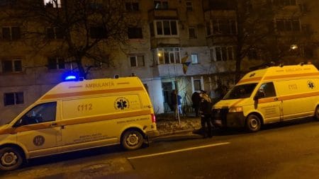 Tentativă de omor calificat, pe fondul geloziei, într-un imobil din Buhuși