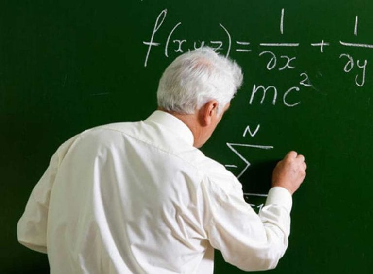 Profesorii din Bacău care se pensionează la vârsta standard pot primi o primă de două salarii, dacă măsura nu se amână din nou