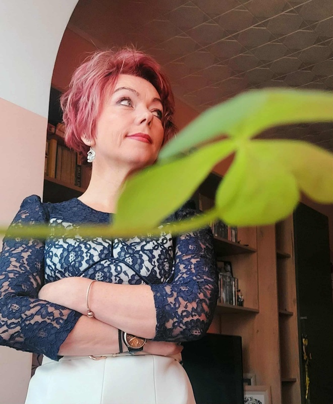 Poeta Mihaela Băbușanu își lansează joi cel de-al nouălea volum de poezie Mihaela B