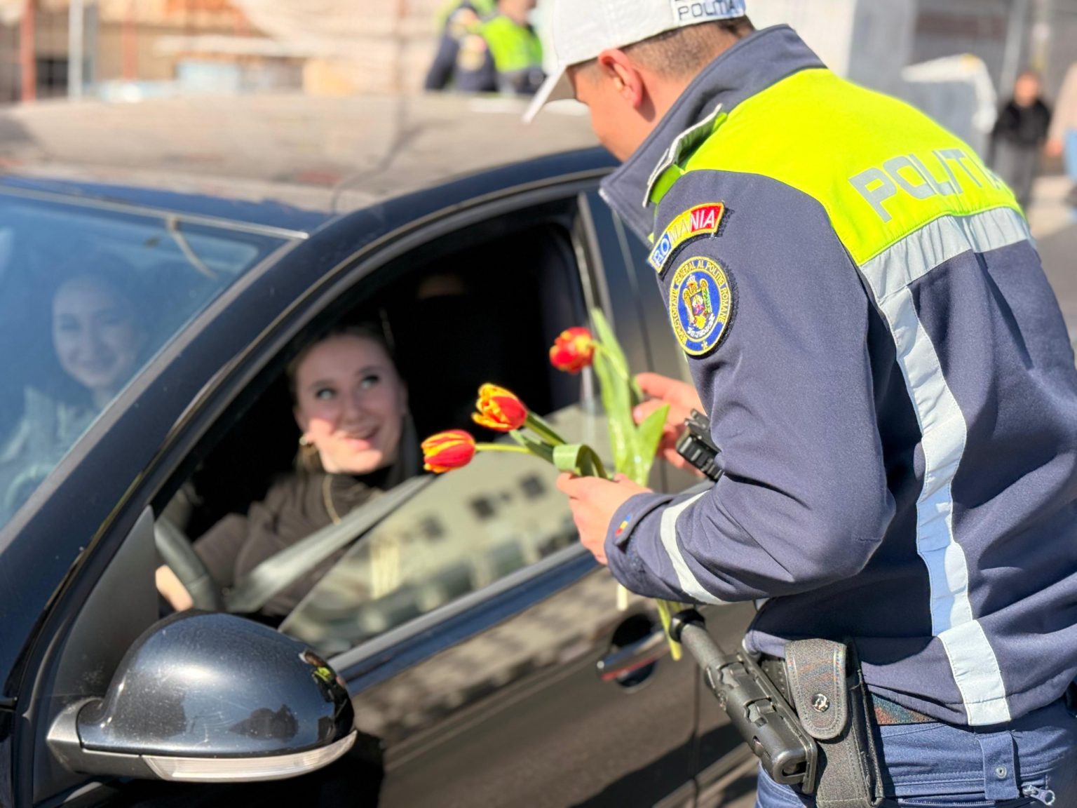 Șoferițele au fost “amendate” cu flori de polițiștii rutieri din Bacău