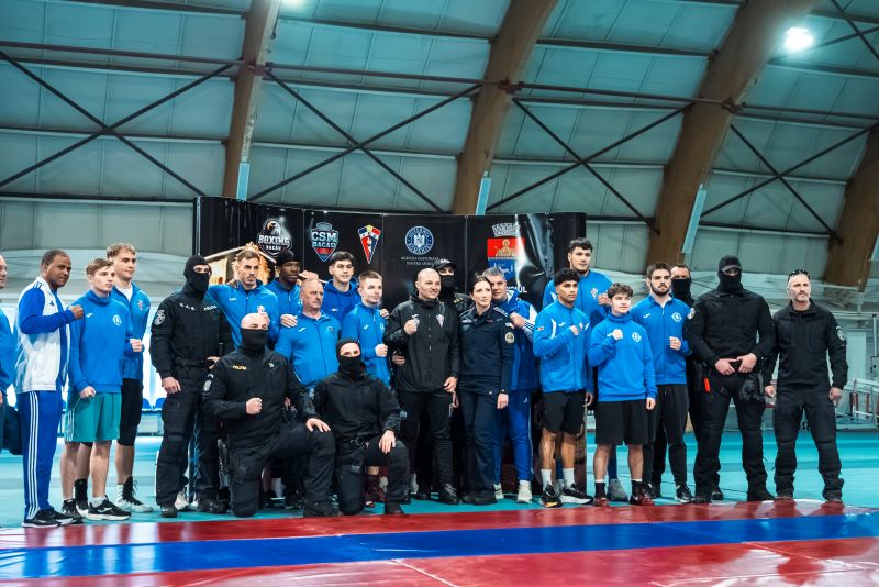 Luptătorii din cadrul Serviciului pentru Acțiuni Speciale Bacău, alături de boxerii campioni naționali ai României