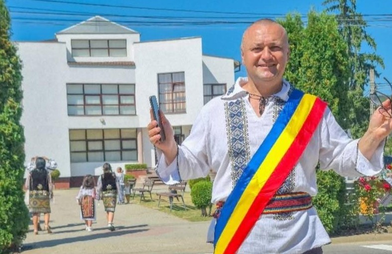 Primarul din Cașin este și viceprimar, și pompier voluntar în comună