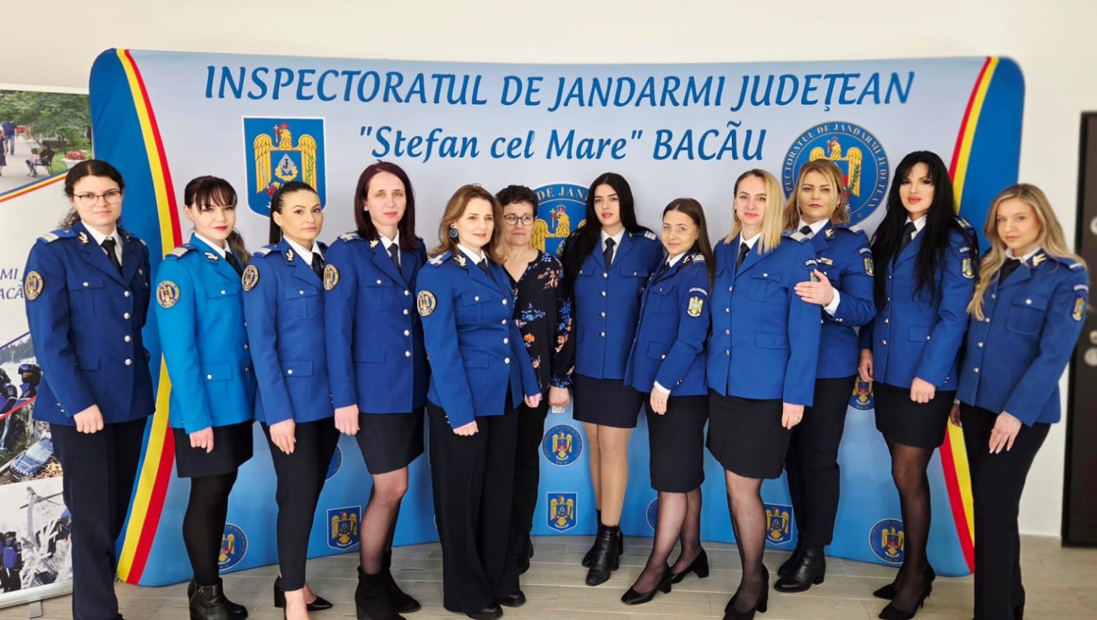 Jandarmerițele din Bacău au primit flori de ziua lor