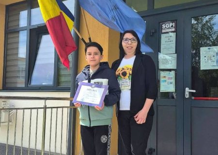 David Gheorghiu, elev la Școala „Ciprian Porumbescu” din Comănești, pe podiumul Olimpiadei Naționale de Religie Romano-Catolică