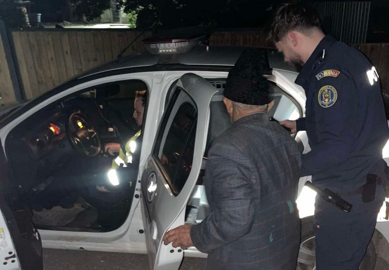 Foto/ Bătrân de 81 de ani salvat din pădure în miez de noapte de doi polițiști din Traian
