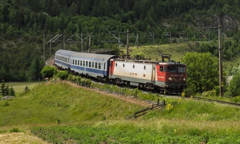 După 15 ani de așteptare, trenul direct spre litoral revine pe Valea Trotușului, prin Ghimeș