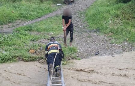 Copil de 14 ani, blocat din cauza unei viituri, ajutat de pompierii din Onești să ajungă în siguranță la mal