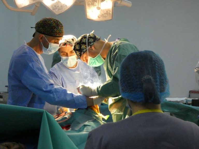 Premieră medicală la SJU Bacău: prima operație de protezare a genunchiului asistată de robotul ROSA