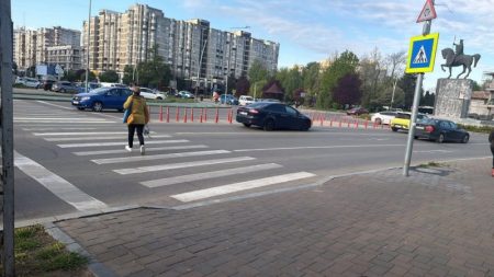 Trafic reorganizat în centrul Bacăului: A fost desființată trecerea de pietoni de la Hotel Moldova