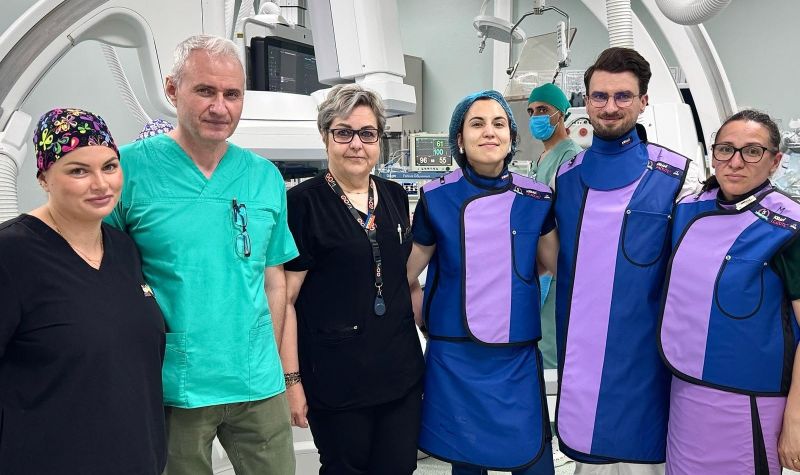 Medicii de la Spitalul Onești au salvat viața unui pacient cu cancer pancreatic printr-o procedură realizată în premieră în județul Bacău