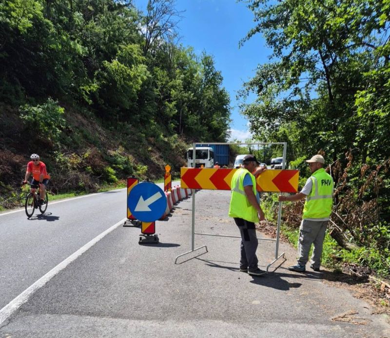 Atenție, șoferi! Trafic semaforizat, pe un singur sens, pe DN 11, între Bârzulești și Măgura, pentru lucrări de consolidare a drumului