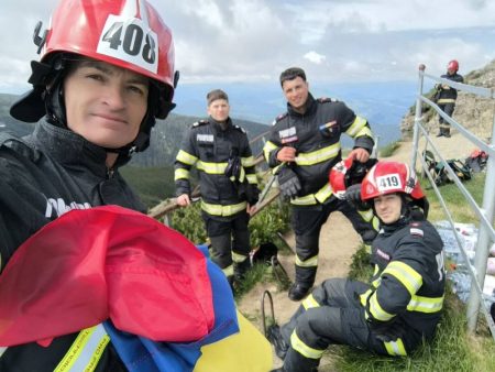 Foto/Pompierii de la ISU Bacău au cucerit Vârful Toaca, la una dintre cele mai dure competiții de salvare din România