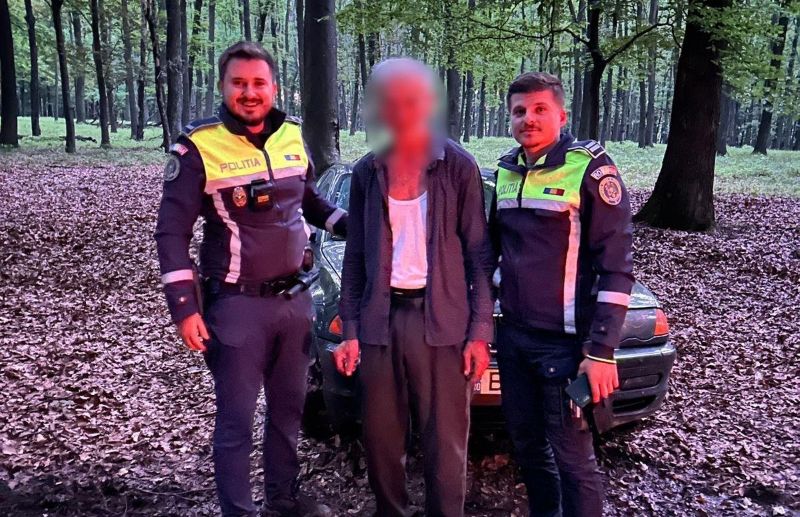 Video/Bătrân de 78 de ani rătăcit cu mașina pe un drum forestier din Răcăciuni, salvat de polițiști și voluntari
