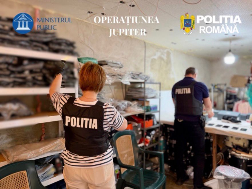 Foto/Percheziții în Bacău: Peste 5.000 de produse de lux contrafăcute și mii de lei, confiscate de polițiști