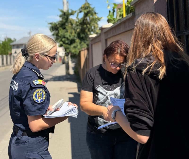 Polițiștii și voluntarii au ieșit pe străzile din Onești pentru a stopa abandonul câinilor