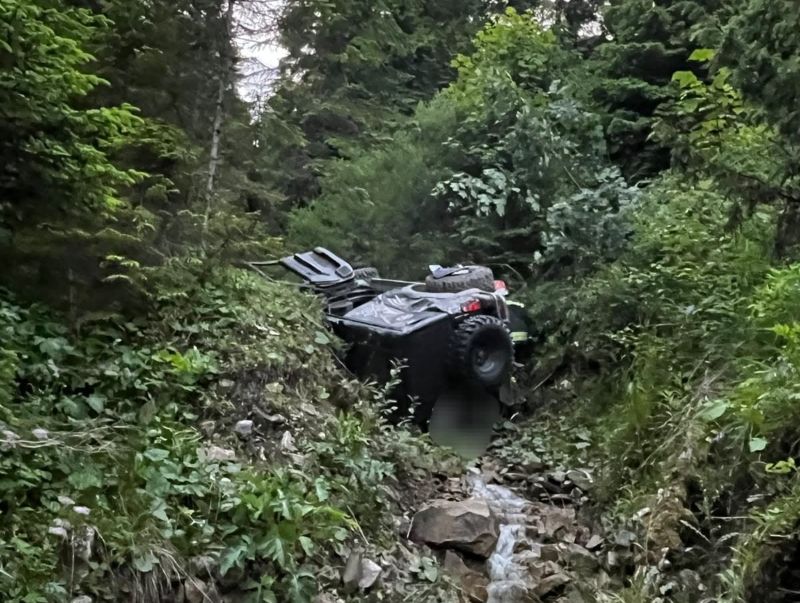 Accident teribil la Agăș: o mașină cu doi bărbați în interior s-a prăbușit într-o râpă de 12 metri