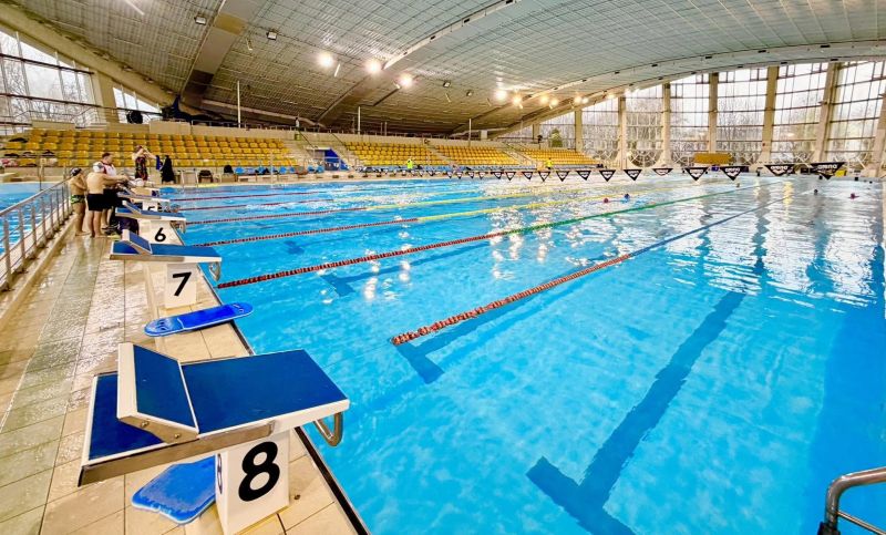 Bazinul de Înot Bacău se închide patru zile pentru public: se desfășoară Campionatul Național de Sărituri în Apă