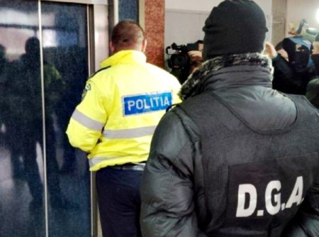 Doi polițiști rutieri din Bacău, reținuți de DGA pentru luare de mită! Percheziții la Biroul Drumuri Naționale și Europene