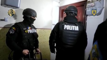 Foto/Video.Percheziții DIICOT în Bacău: monede de colecție și ceasuri furate din Belgia, recuperate de la spărgători de lux