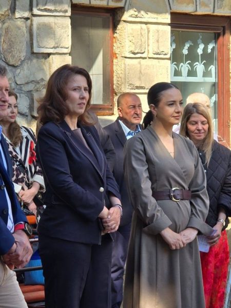 Opinie: Administrația din Bacău s-a mutat în amvon. Conferințele de presă, înlocuite cu rugăciuni de protocol!