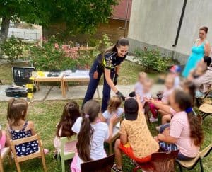 Campania „O vară în siguranță”: polițiștii intensifică acțiunile preventive în școlile de vară din județul Bacău 3 WhatsApp Image 2026 07 13 at 12.04.401