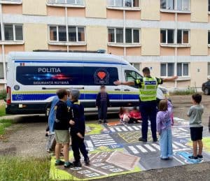 Campania „O vară în siguranță”: polițiștii intensifică acțiunile preventive în școlile de vară din județul Bacău 2 WhatsApp Image 2026 07 13 at 12.04.432