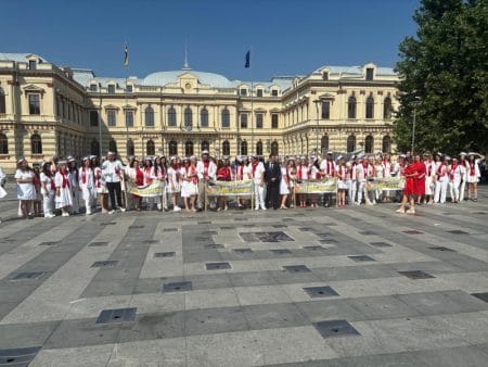 VIDEO-FOTO. Absolvenții Școlii Postliceale Sanitare Mihai Eminescu Bacău au sărbătorit în Piața Tricolorului WhatsApp Image 2026 07 15 at 10.22.58 9