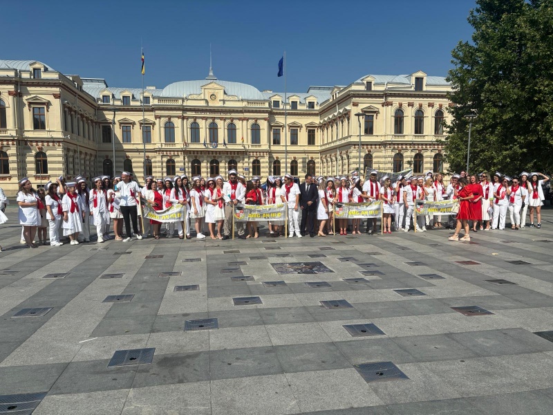 VIDEO-FOTO. Absolvenții Școlii Postliceale Sanitare Mihai Eminescu Bacău au sărbătorit în Piața Tricolorului