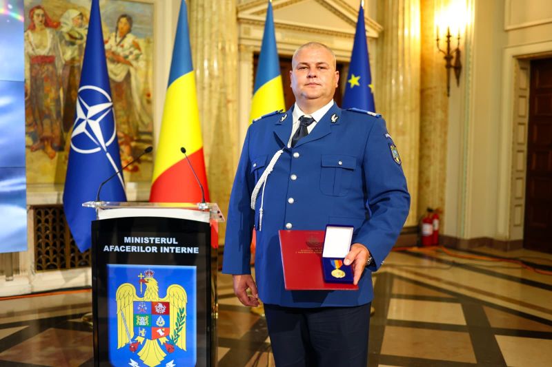 Jandarmul din IJJ Bacău care a salvat de la înec un bătrân imobilizat în scaun rulant a fost decorat cu Emblema de Onoare a MAI
