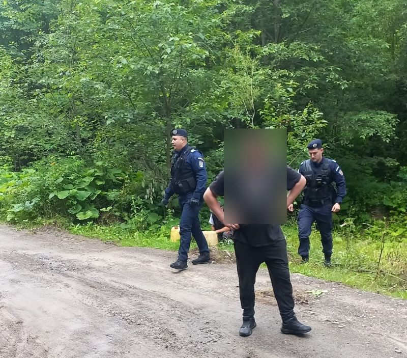 Jandarmii băcăuani au prins în flagrant doi bărbați care furau gazolină dintr-o conductă OMV Petrom din Parcul Geamăna