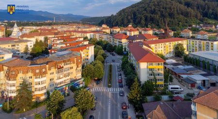 FOTO. Comăneștiul se modernizează: Cel mai amplu proiect de reabilitare energetică a blocurilor, finanțat prin PNRR, se află pe ultima sută de metri