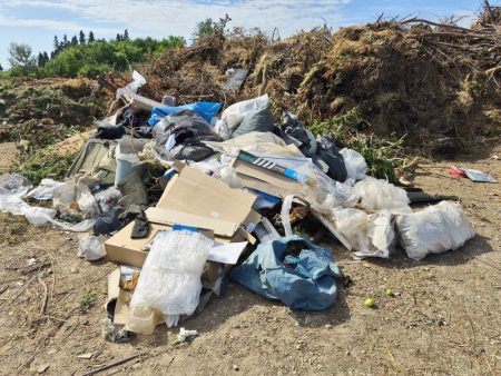Foto/Video.Amendă record pentru Primăria Gârleni: Groapă ilegală de gunoi și arderi toxice chiar în spatele Gării