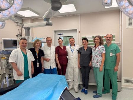 Oameni care redau speranța: medicii de la SJU Bacău au pus pe picioare un puști de 15 ani, cu 10 fracturi, care a căzut de la etajul IV