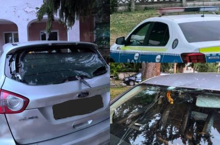 Mașina unui polițist din Buhuși, atacată de mulțimea agitată, adunată în fața sediului Poliției