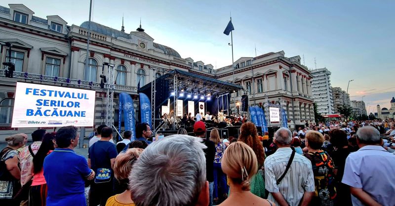 Muzică live în centrul Bacăului: Începe ediția a V-a a Festivalului Serilor Băcăuane în Piața Tricolorului