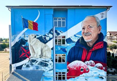 Povestea lui Teodor Negoiță, primul român ajuns la Polul Nord, pictată de un artist spaniol pe școala din Sascut pentru a combate abandonul școlar