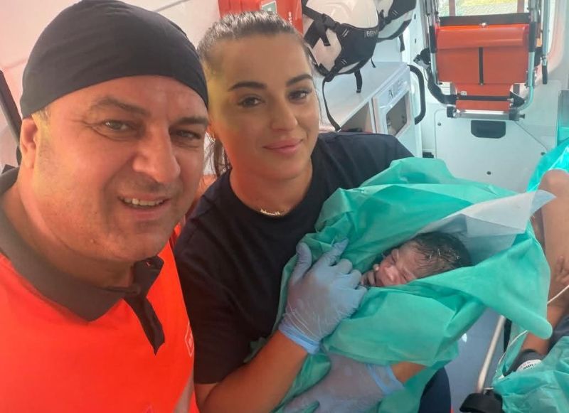 “O viață a început în mâinile noastre!”: un băiețel a venit pe lume în brațele salvatorilor de la Ambulanța Bacău