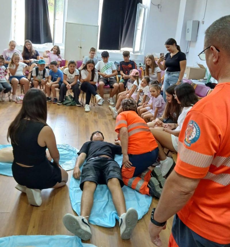 Lecție de salvare: copiii și tinerii, instruiți în acordarea primului ajutor de echipajele SAJ Bacău