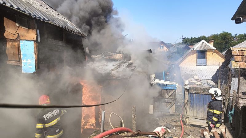 Incendiu în Faraoani: un bărbat a ajuns la spital cu arsuri și o femeie a suferit atac de panică