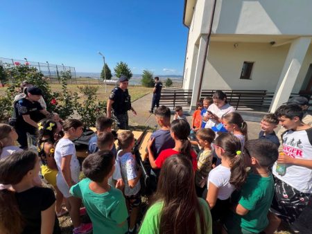 Jandarmii băcăuani în mijlocul copiilor: lecții de siguranță și bucurie la școlile de vară din Prăjești și Corbasca