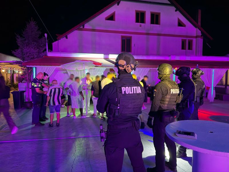 Foto/Video.Razie de amploare în cluburile și pe străzile din Bacău: sute de persoane legitimate și zeci de șoferi testați de polițiști