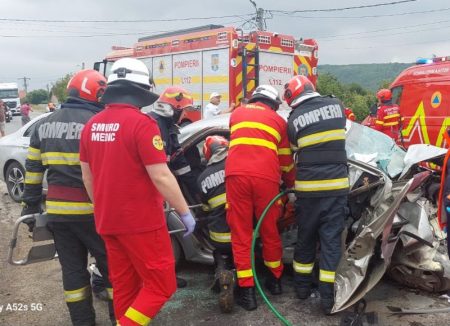 Accident cumplit în municipiul Onești. O femeie a murit și alte trei persoane au fost grav rănite după un impact violent între trei mașini pe DN 11