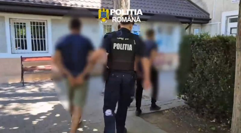 Bacău. Trei persoane reținute după ce ar fi agresat și sechestrat un tânăr. Faptele ar fi fost filmate și distribuite online