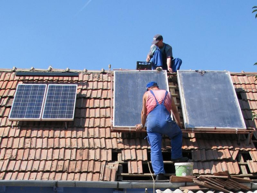 Casa Verde se schimbă în 2026: bani doar pentru baterii, nu pentru panouri fotovoltaice
