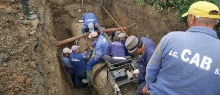 Avarie majoră pe conducta de aducțiune. Apă sistată sau restricționată în Onești, Târgu Ocna și în șase comune