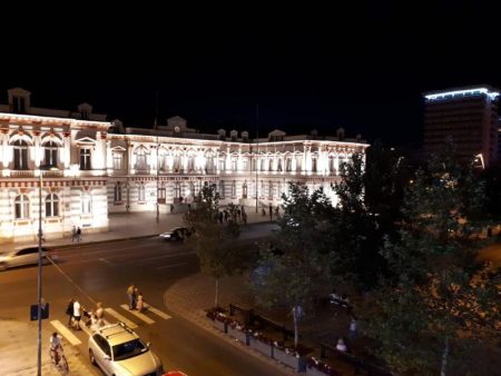 Palatul Administrativ din Bacău va fi iluminat doar la sfârșit de săptămână, când centrul devine pietonal