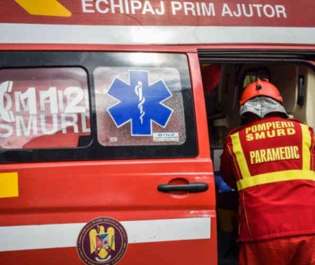 Tragedie în județul Bacău: Un stâlp a căzut peste doi oameni, la Bârsănești