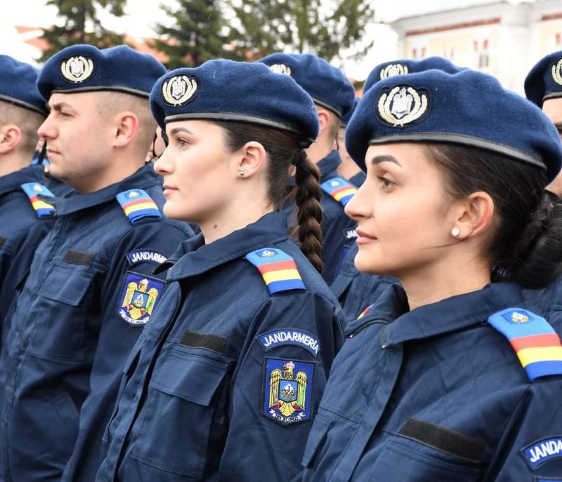 Vrei să devii jandarm? Inspectoratul Județean de Jandarmi Bacău a deschis înscrierile pentru viitorii subofițeri Tineri jandarmi în uniformă, pregătiți pentru inspecție sau ceremonie.