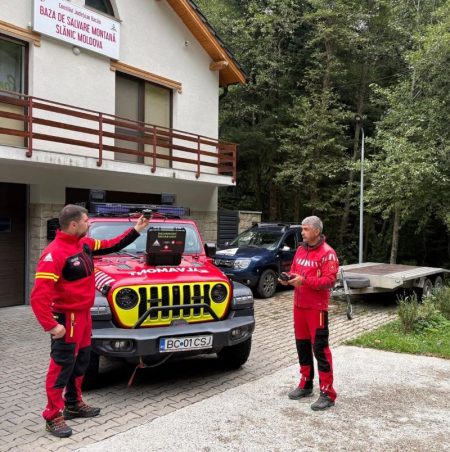 Salvamont Bacău își modernizează tehnica de intervenție: drone și aparate cu termoviziune pentru salvarea de vieți pe munte Salvamont Bacău cu drone și aparate de termoviziune pentru salvare.