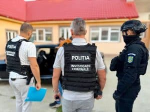 Mașină de lux de 80.000 de euro, furată din Germania, găsită de mascați ascunsă într-o comună din județul Bacău